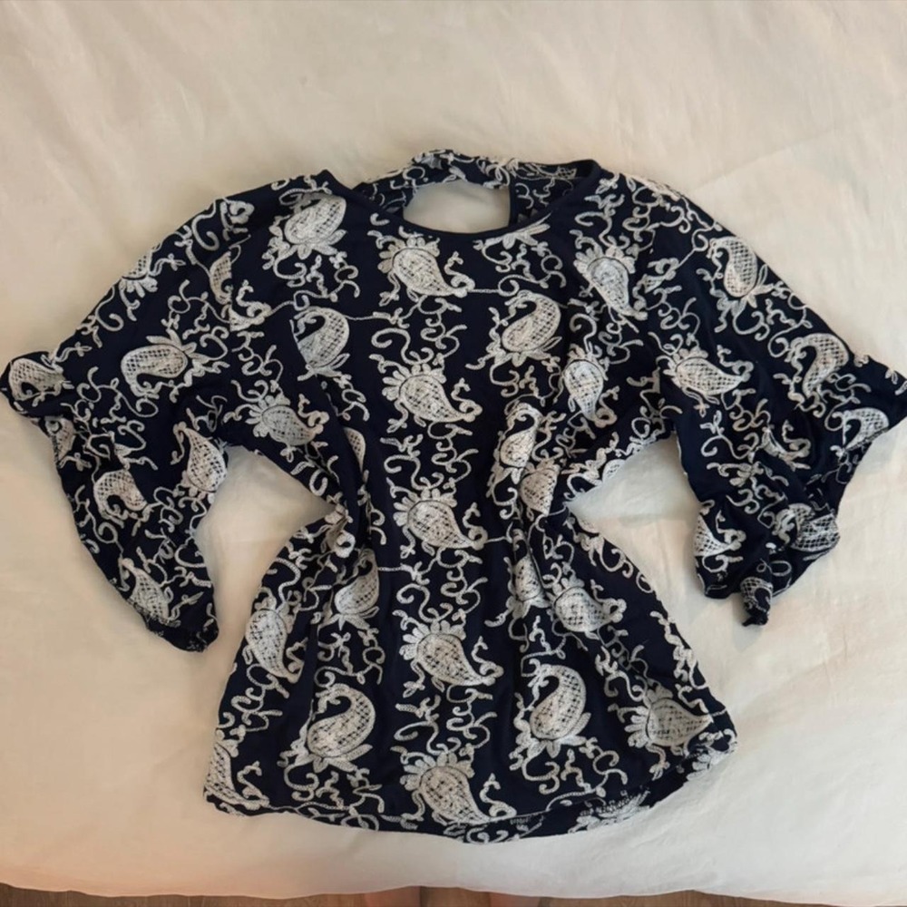 Navy‎ blouse with white embroidered pattern